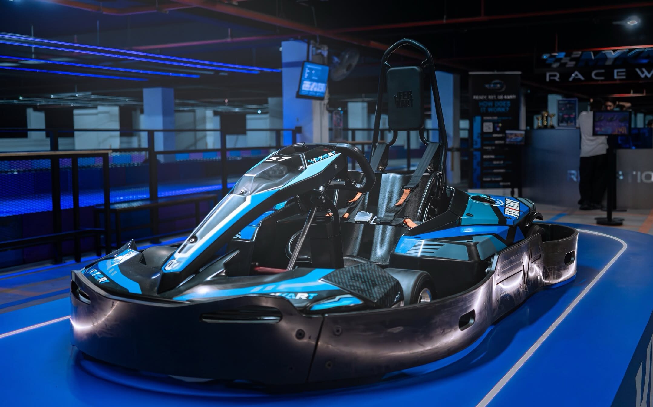 Karts elétricos prontos para corrida no MYKART RACEWAY 2.0