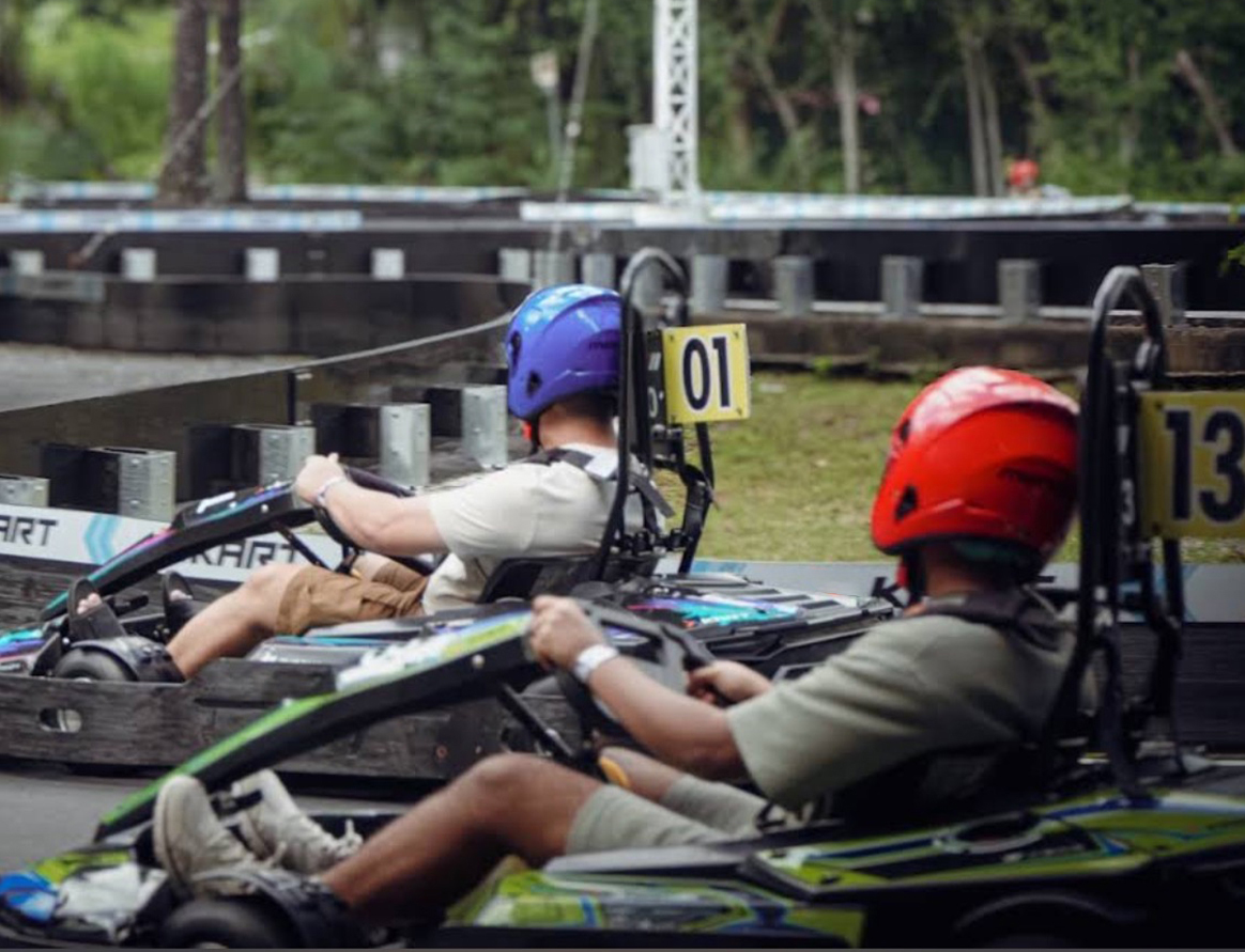 Visitante ultrapassa corrida de kart na Tailândia